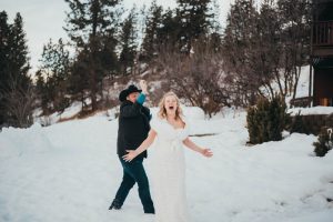 couple snowball fight mountain elopement photography wedding photography los angeles