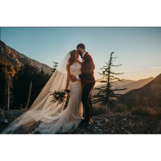 "Story writers say that love is concerned only with young people, and the excitement and glamour of romance end at the altar. The best romance is inside marriage; the finest love stories come after the wedding, not before." -Irving Stone Got to end the year with this... #ilovemyjob #mountbaldy #wow #shotoftheday #bride #groom #littlethingstheory #sbsn #somethingborrowedsomethingnew #veil #socalphotographer #weddingpics #winterwedding #weddinggoals #thatdresstho