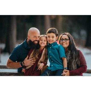 I loved doing mini sessions and getting to meet a few of our new neighbors! #familyphotos #minisessions #losangeles #crestline #christmaspictures #cutefamily #smile #shotoftheday #cuddles